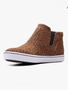Clark’s Collection Leopard Print Slip-On Sneaker - size 8